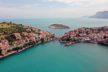 Karadeniz üzerindeki dağlardaki güzel şehir manzarası, Amasra. Amasra geleneksel Türk mimarisi