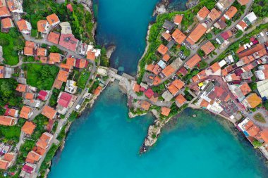 Karadeniz üzerindeki dağlardaki güzel şehir manzarası, Amasra. Amasra geleneksel Türk mimarisi