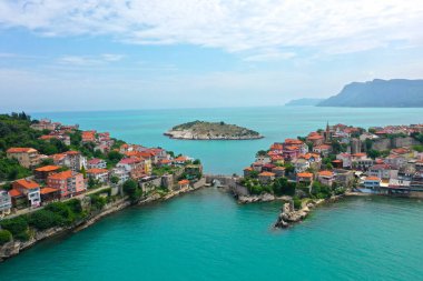 Karadeniz üzerindeki dağlardaki güzel şehir manzarası, Amasra. Amasra geleneksel Türk mimarisi