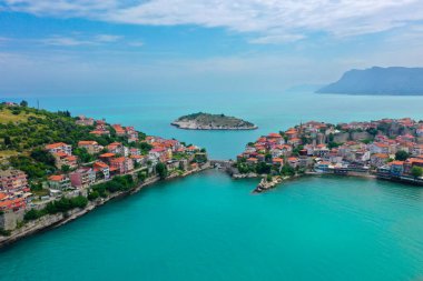 Karadeniz üzerindeki dağlardaki güzel şehir manzarası, Amasra. Amasra geleneksel Türk mimarisi
