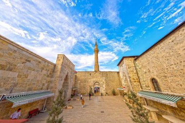 Egirdir 'de mavi gökyüzü altında Hizirbey camii ve minaresinin dış görünüşü.