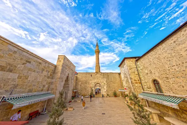 Egirdir 'de mavi gökyüzü altında Hizirbey camii ve minaresinin dış görünüşü.