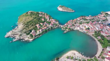 Karadeniz üzerindeki dağlardaki güzel şehir manzarası, Amasra. Amasra geleneksel Türk mimarisi