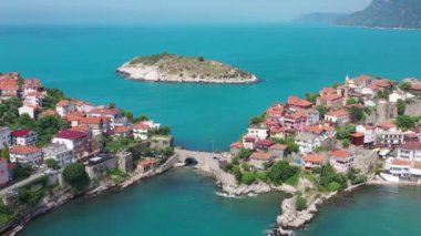Karadeniz üzerindeki dağlardaki güzel şehir manzarası, Amasra. Amasra geleneksel Türk mimarisi