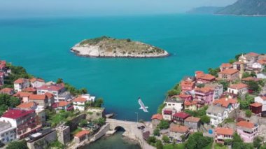 Karadeniz üzerindeki dağlardaki güzel şehir manzarası, Amasra. Amasra geleneksel Türk mimarisi