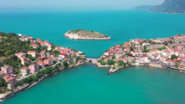 Karadeniz üzerindeki dağlardaki güzel şehir manzarası, Amasra. Amasra geleneksel Türk mimarisi
