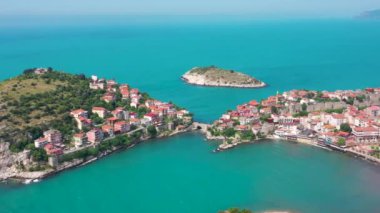 Karadeniz üzerindeki dağlardaki güzel şehir manzarası, Amasra. Amasra geleneksel Türk mimarisi