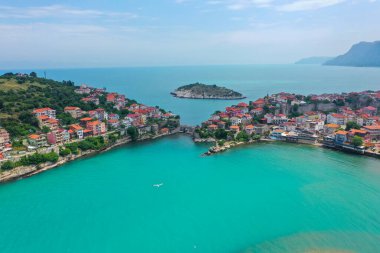 Karadeniz üzerindeki dağlardaki güzel şehir manzarası, Amasra. Amasra geleneksel Türk mimarisi