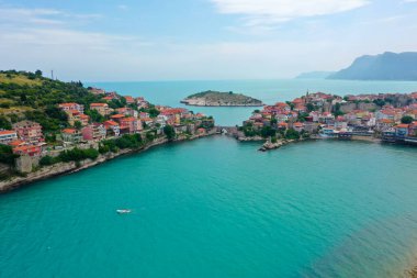 Karadeniz üzerindeki dağlardaki güzel şehir manzarası, Amasra. Amasra geleneksel Türk mimarisi