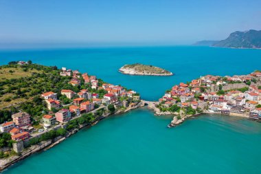 Karadeniz üzerindeki dağlardaki güzel şehir manzarası, Amasra. Amasra geleneksel Türk mimarisi