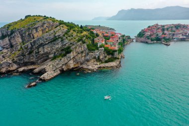 Karadeniz üzerindeki dağlardaki güzel şehir manzarası, Amasra. Amasra geleneksel Türk mimarisi