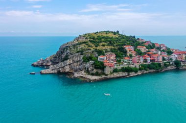 Karadeniz üzerindeki dağlardaki güzel şehir manzarası, Amasra. Amasra geleneksel Türk mimarisi