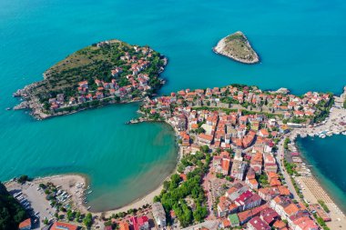 Karadeniz üzerindeki dağlardaki güzel şehir manzarası, Amasra. Amasra geleneksel Türk mimarisi