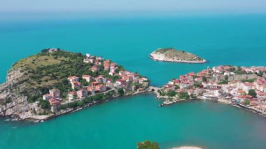 Karadeniz üzerindeki dağlardaki güzel şehir manzarası, Amasra. Amasra geleneksel Türk mimarisi