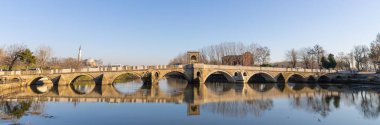 Tunca Nehri üzerindeki Tunca Köprüsü ve Edirne 'deki Selimiye Camii