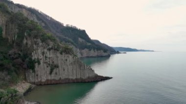 Seksen milyon yıl önce Bartn 'ın Gzelcehisar kıyısındaki volkanlardan akan lavların soğuması ve kristalleşmesi sonucu oluşan lav sütunları..