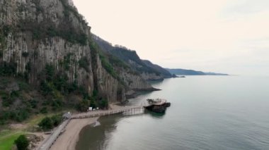 Seksen milyon yıl önce Bartn 'ın Gzelcehisar kıyısındaki volkanlardan akan lavların soğuması ve kristalleşmesi sonucu oluşan lav sütunları..