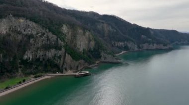 Seksen milyon yıl önce Bartn 'ın Gzelcehisar kıyısındaki volkanlardan akan lavların soğuması ve kristalleşmesi sonucu oluşan lav sütunları..