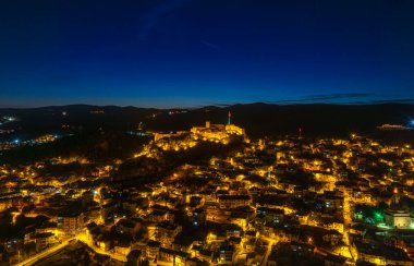 Tarihi Kastamonu Kalesi 'nin akşam manzarası. Türkiye 'nin varış noktası. Kastamonu kenti, Türkiye