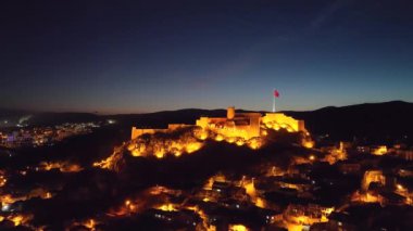 Tarihi Kastamonu Kalesi 'nin akşam manzarası. Türkiye 'nin varış noktası. Kastamonu kenti, Türkiye