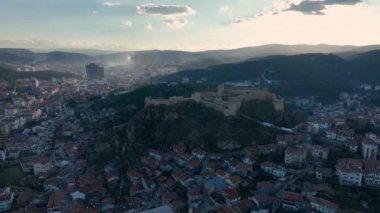 Kastamonu şatosunun tarihi manzarası, Kastamonu, Türkiye yakınlarındaki tepelerde