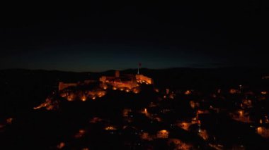 Tarihi Kastamonu Kalesi 'nin akşam manzarası. Türkiye 'nin varış noktası. Kastamonu kenti, Türkiye