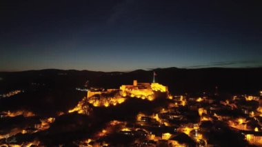 Tarihi Kastamonu Kalesi 'nin akşam manzarası. Türkiye 'nin varış noktası. Kastamonu kenti, Türkiye