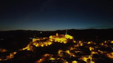 Tarihi Kastamonu Kalesi 'nin akşam manzarası. Türkiye 'nin varış noktası. Kastamonu kenti, Türkiye
