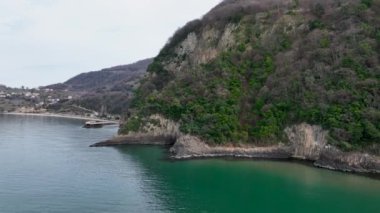 Seksen milyon yıl önce Bartn 'ın Gzelcehisar kıyısındaki volkanlardan akan lavların soğuması ve kristalleşmesi sonucu oluşan lav sütunları..