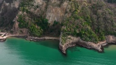 Seksen milyon yıl önce Bartn 'ın Gzelcehisar kıyısındaki volkanlardan akan lavların soğuması ve kristalleşmesi sonucu oluşan lav sütunları..