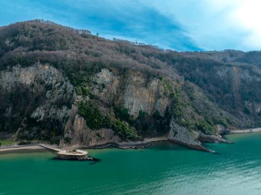 Seksen milyon yıl önce Bartn 'ın Gzelcehisar kıyısındaki volkanlardan akan lavların soğuması ve kristalleşmesi sonucu oluşan lav sütunları..