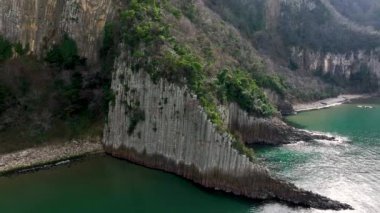 Seksen milyon yıl önce Bartn 'ın Gzelcehisar kıyısındaki volkanlardan akan lavların soğuması ve kristalleşmesi sonucu oluşan lav sütunları..