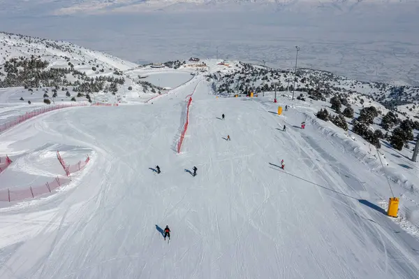 Erzincan ilindeki dağların arasında yer alan Ergan kayak merkezinden kayakçıların manzarası.