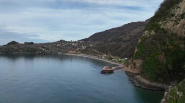 Seksen milyon yıl önce Bartn 'ın Gzelcehisar kıyısındaki volkanlardan akan lavların soğuması ve kristalleşmesi sonucu oluşan lav sütunları..