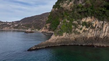 Seksen milyon yıl önce Bartn 'ın Gzelcehisar kıyısındaki volkanlardan akan lavların soğuması ve kristalleşmesi sonucu oluşan lav sütunları..