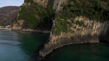 Seksen milyon yıl önce Bartn 'ın Gzelcehisar kıyısındaki volkanlardan akan lavların soğuması ve kristalleşmesi sonucu oluşan lav sütunları..