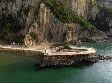 Seksen milyon yıl önce Bartn 'ın Gzelcehisar kıyısındaki volkanlardan akan lavların soğuması ve kristalleşmesi sonucu oluşan lav sütunları..