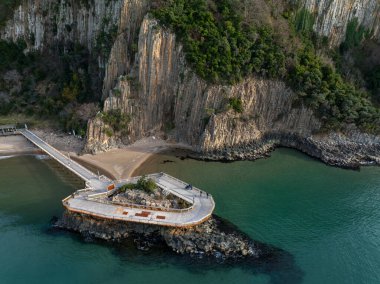 Seksen milyon yıl önce Bartn 'ın Gzelcehisar kıyısındaki volkanlardan akan lavların soğuması ve kristalleşmesi sonucu oluşan lav sütunları..