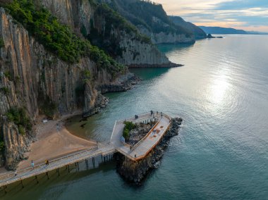 Seksen milyon yıl önce Bartn 'ın Gzelcehisar kıyısındaki volkanlardan akan lavların soğuması ve kristalleşmesi sonucu oluşan lav sütunları..