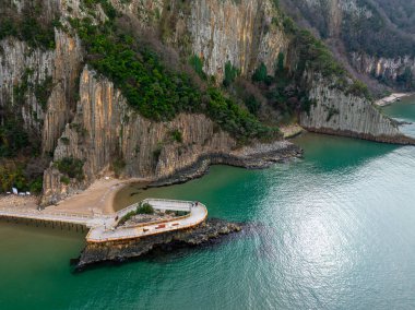 Seksen milyon yıl önce Bartn 'ın Gzelcehisar kıyısındaki volkanlardan akan lavların soğuması ve kristalleşmesi sonucu oluşan lav sütunları..