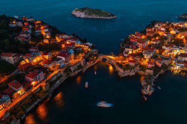 Ceneviz 'e kadar uzanan tarihi yarımada Amasra' nın gece görüşü