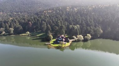 Bolu Golcuk Gölü ve yansımalı ünlü ev manzarası.