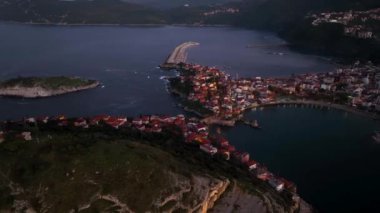 Ceneviz 'e kadar uzanan tarihi yarımada Amasra' nın gece görüşü