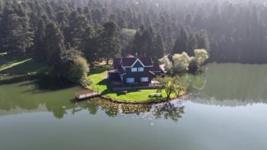 Bolu Golcuk Gölü ve yansımalı ünlü ev manzarası.