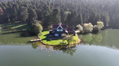 Bolu Golcuk Gölü ve yansımalı ünlü ev manzarası.