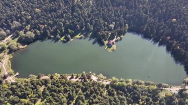 Bolu Golcuk Gölü ve yansımalı ünlü ev manzarası.