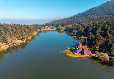 Bolu Golcuk Gölü ve yansımalı ünlü ev manzarası.