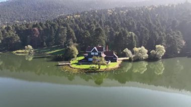 Bolu Golcuk Gölü ve yansımalı ünlü ev manzarası.