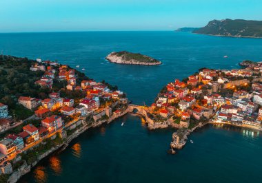 Ceneviz 'e kadar uzanan tarihi yarımada Amasra' nın gece görüşü