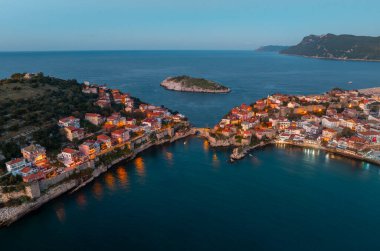 Ceneviz 'e kadar uzanan tarihi yarımada Amasra' nın gece görüşü